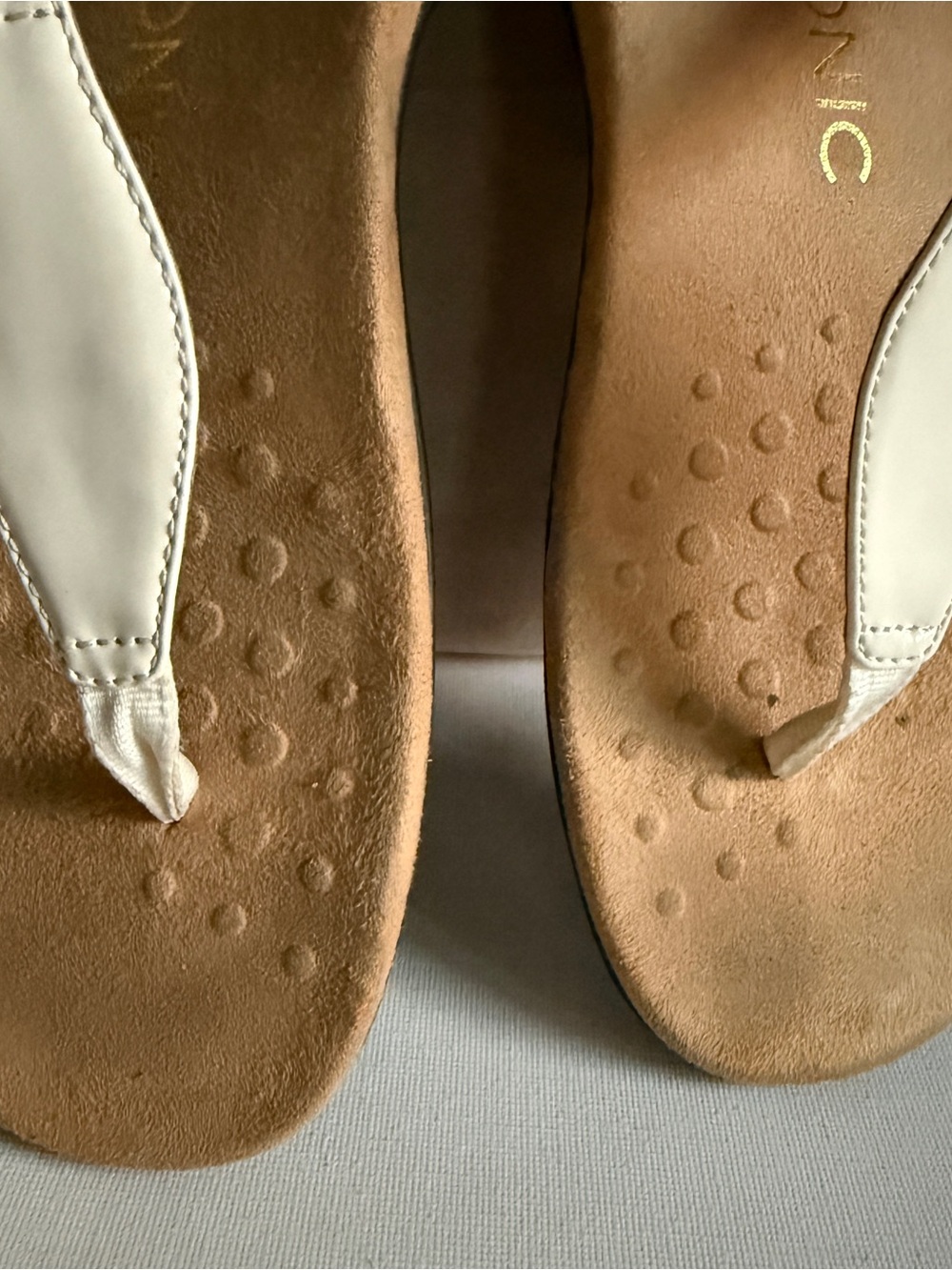 Vionic White Women's White Leather Kirra Strap Thong Sandals Size 6 - Picture 8 of 14